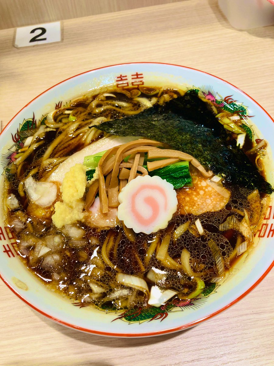先週に引き続き お食事ちゅうぼうにて 

四つ葉さんのマイヤーレモン冷やし中華とブラック生姜🍜連食しちゃった(´&gt;∀&lt;｀)ゝ
く、苦し〜💦けど後悔なし！

私的には先週の地鶏と羅臼昆布の特製醤油が1番好き♡
#ラーメン
