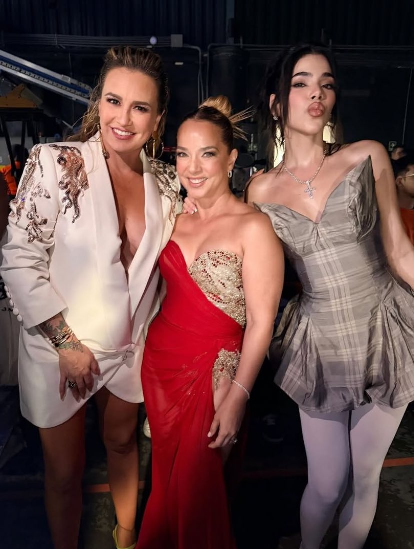 Kenia OS junto a Adamari López y María José en los Premios Juventud 2025.