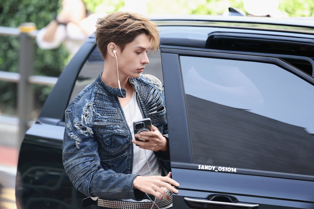 HOW HE IS EVEN REAL IM CRYING