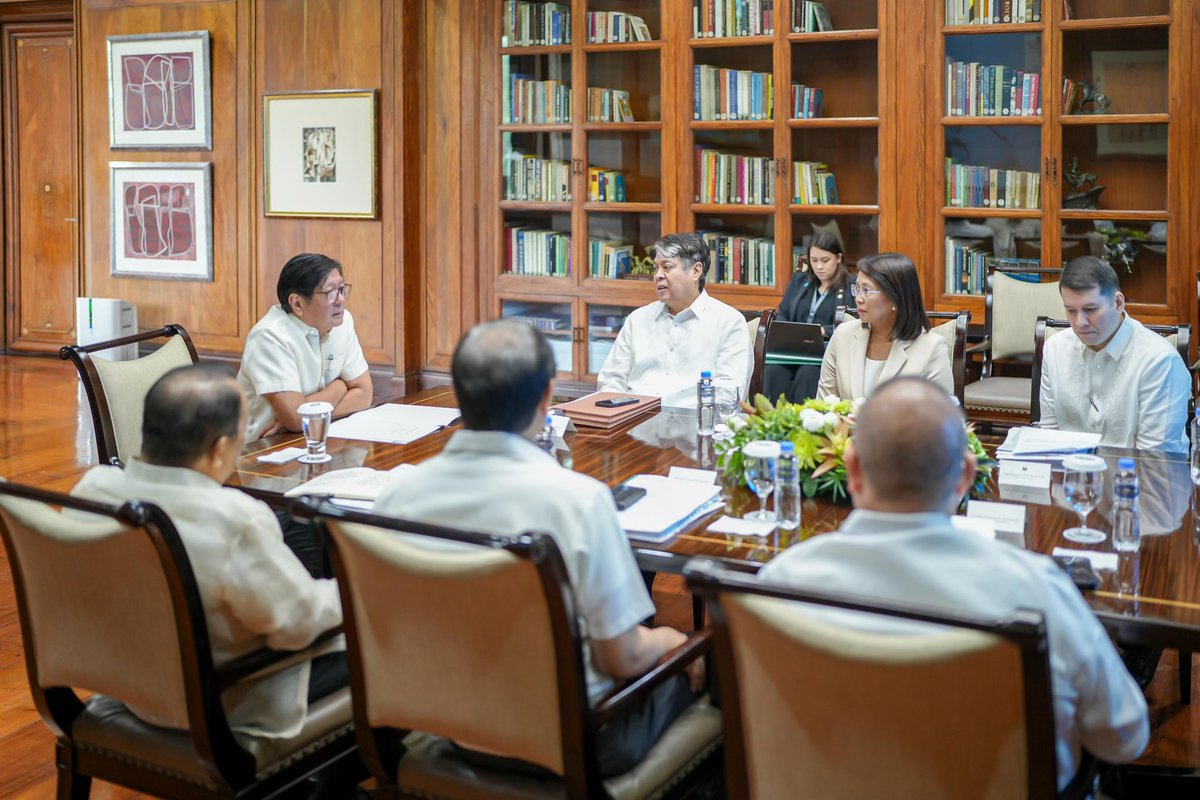 kikopangilinan's tweet photo. PARA SA MAS ABOT-KAYANG PAGKAIN 🌾🐟

Nakipagpulong tayo kahapon sa Malacañang para talakayin ang pagpapatupad ng Sagip Saka Act para sa direktang pagbili ng gobyerno ng ani at huli ng ating mga magsasaka at mangingisda.

Kasama rin sa agenda ang pagpapalawak ng extension services ng Department of Agriculture (DA) at Cooperative Development Authority (CDA), pati ang pagsusuri at pag-amyenda sa Agricultural Tariffication Law para higit na maprotektahan ang lokal na ani. Tinalakay rin ang pagbuo ng AGRICOM para sa mas malawak na reporma sa sektor ng agrikultura.

Sa pagtutulungan ng ehekutibo at lehislatura, patuloy nating isusulong ang mga hakbang na magbibigay ng mas mura at masustansyang pagkain para sa bawat Pilipino, at mas maayos na suporta para sa ating mga magsasaka at mangingisda. ✊🇵🇭

First two photos courtesy of the Presidential Communications Office