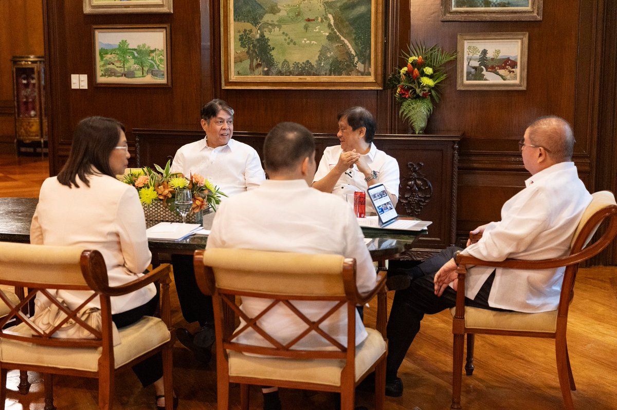 kikopangilinan's tweet photo. PARA SA MAS ABOT-KAYANG PAGKAIN 🌾🐟

Nakipagpulong tayo kahapon sa Malacañang para talakayin ang pagpapatupad ng Sagip Saka Act para sa direktang pagbili ng gobyerno ng ani at huli ng ating mga magsasaka at mangingisda.

Kasama rin sa agenda ang pagpapalawak ng extension services ng Department of Agriculture (DA) at Cooperative Development Authority (CDA), pati ang pagsusuri at pag-amyenda sa Agricultural Tariffication Law para higit na maprotektahan ang lokal na ani. Tinalakay rin ang pagbuo ng AGRICOM para sa mas malawak na reporma sa sektor ng agrikultura.

Sa pagtutulungan ng ehekutibo at lehislatura, patuloy nating isusulong ang mga hakbang na magbibigay ng mas mura at masustansyang pagkain para sa bawat Pilipino, at mas maayos na suporta para sa ating mga magsasaka at mangingisda. ✊🇵🇭

First two photos courtesy of the Presidential Communications Office