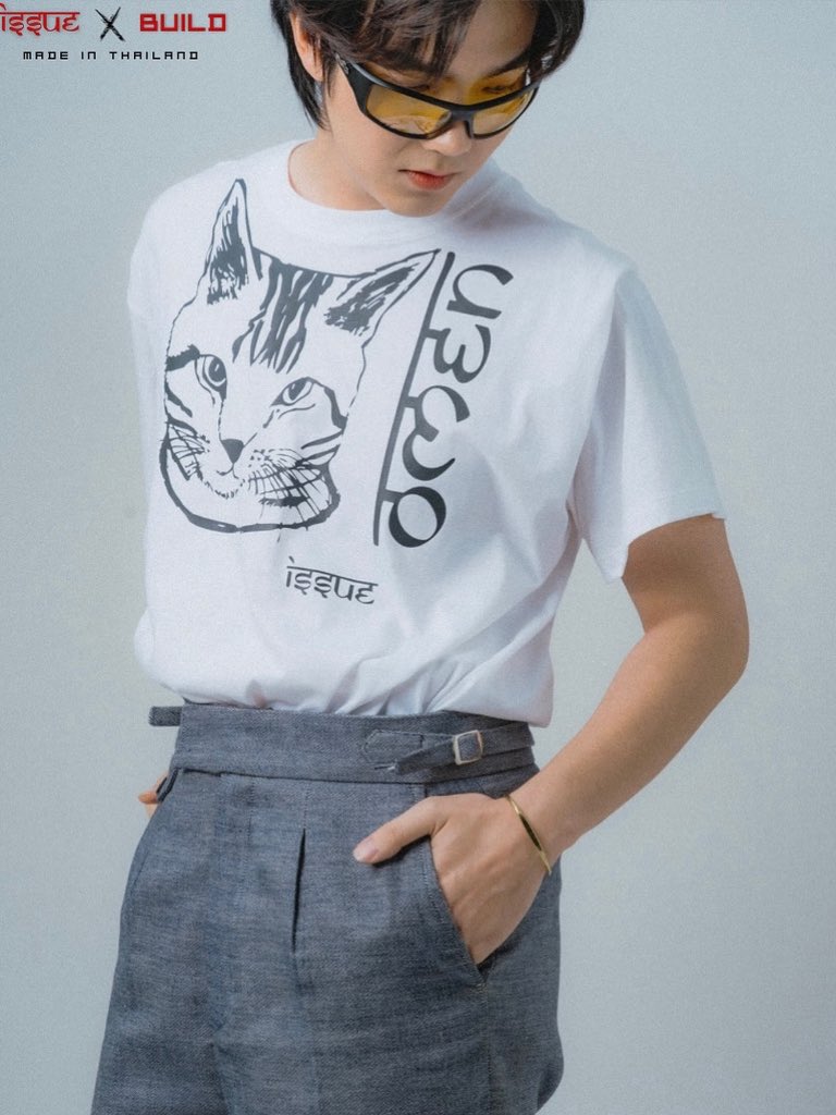 ทุกเส้นใยที่ถูกทอขึ้นจากจังหวัดหนองบัวลำภู
ไม่ได้เป็นเพียงผืนผ้า แต่คือเรื่องราว วิถี และหัวใจของคนในท้องถิ่น ✨

ISSUE มีโอกาสได้ลงพื้นที่ ร่วมโคชชิ่งกับชุมชนเพื่อพัฒนาการออกแบบ
ให้ผลงานที่ถูกถ่ายทอดสเน่ห์ของจังหวัดของหนองบัวลำภูใหม่ในภาษาของแฟชั่นร่วมสมัย ที่ยังคงคุณค่า