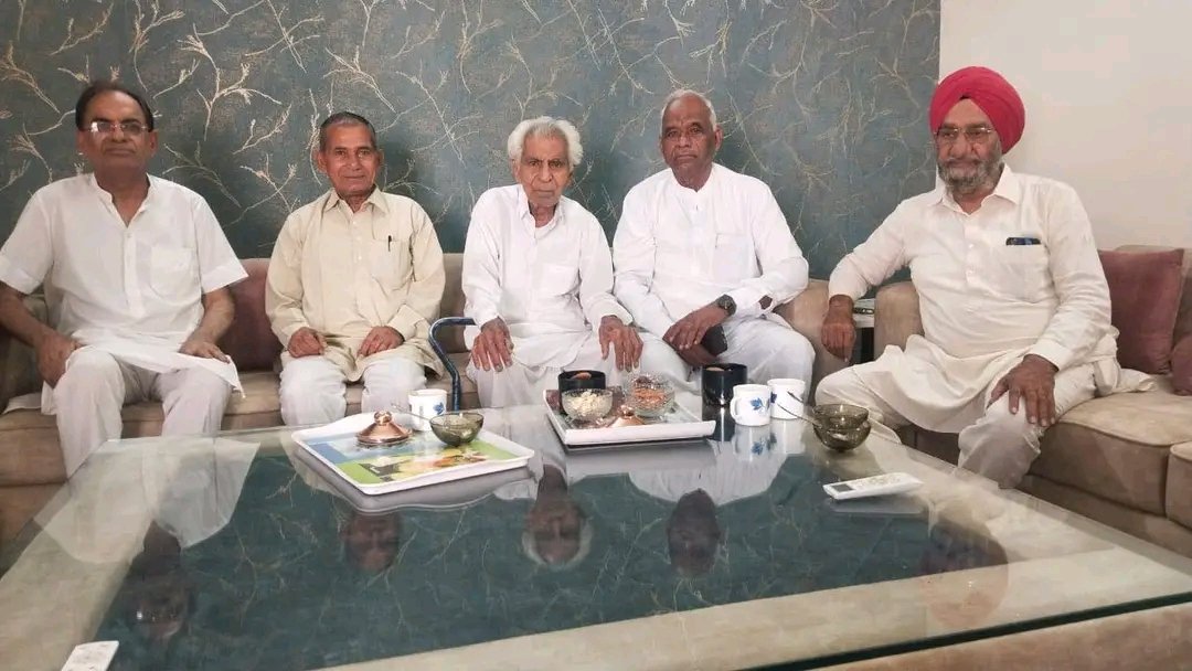 अखिल भारतीय खेत मज़दूर यूनियन के राज्य सम्मेलन के अवसर पर हेतराम बेनीवाल के निवास पर शिष्टाचार मुलाकात के लिए पहुँचे सांसद कॉ. <a href="/AmraRamMPSikar/">Amra Ram</a> ,पूर्व विधायक कॉ. <a href="/comredpemaram/">Comred Pemaram dhod</a> ,पूर्व विधायक कॉ. हेतराम के पुत्र कॉ. सुनील बेनीवाल तथा गंगानगर किसान सभा के कॉ. रीछपाल सिंह उपस्थित रहे