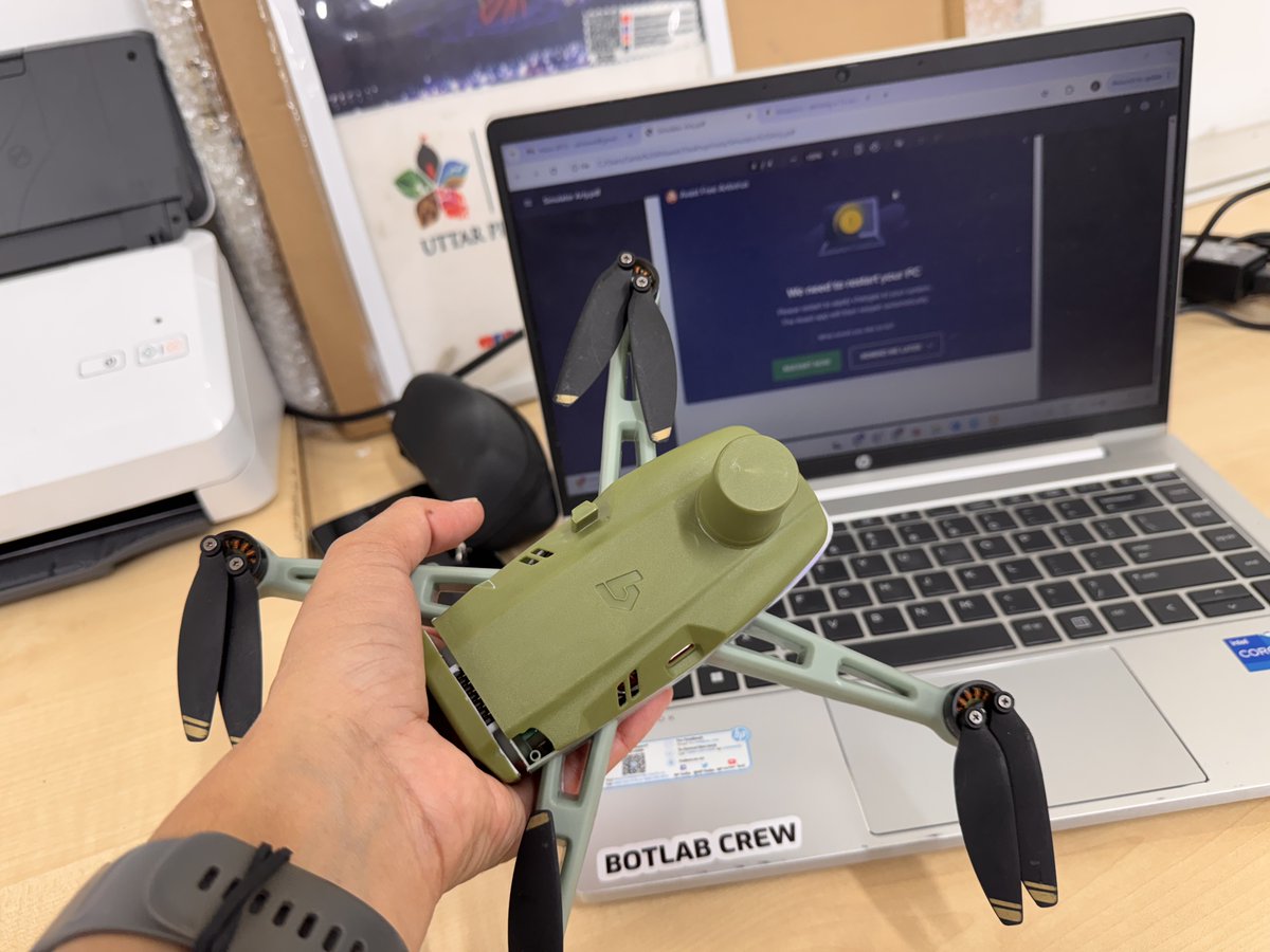 XClassHero's tweet image. #BotLabDynamics India, a company specializing in swarm technology has unveiled its Nano drone #Blaze (&lt;250 grams). Range - 2 km
Every part of Blaze, including RF systems, has been designed and built indigenously in India by BotLab.
Ideal for 'discrete' recon by armed forces.