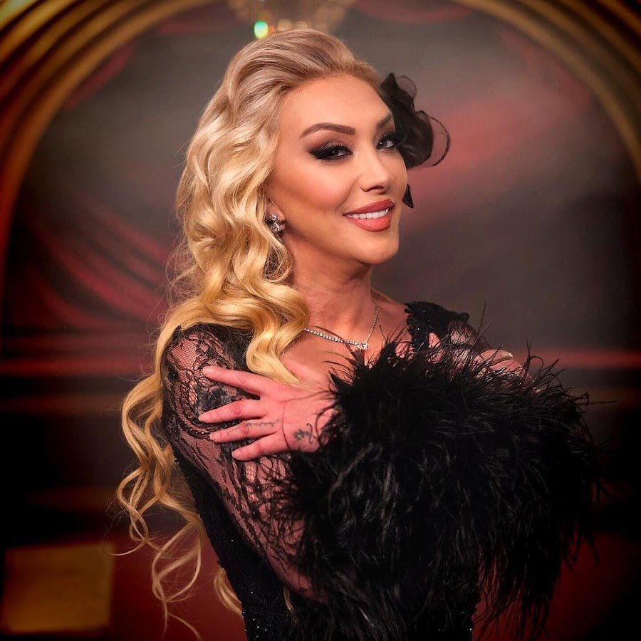 SON DAKİKA: Ünlü şarkıcı Güllü, Yalova'daki evinin balkonundan düşerek hayatını kaybetti.