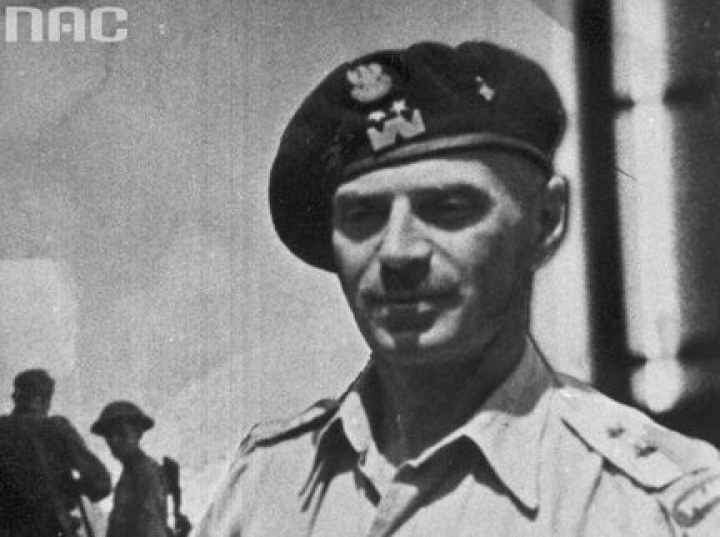 26.091946

Tymczasowy Rząd Jedności Narodowej Edwarda Osóbki-Morawskiego z dniem 6 września pozbawił obywatelstwa polskiego gen. Władysława Andersa i 75 oficerów Polskich Sił Zbrojnych na Zachodzie.

Pozbawieni obywatelstwa zostali także m.in gen. dyw.