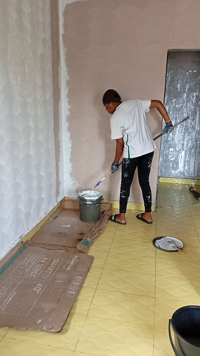 I’m a professional painter based in Portharcourt, Nigeria 

Here’s what I offer:

 Interior &amp; Exterior Painting

Wallpapers &amp; 3D Panels Installation

Screeding

Installation of Window Blinds

I deliver quality, neat, and affordable work.

Call or WhatsApp: 09065640205

Please RT