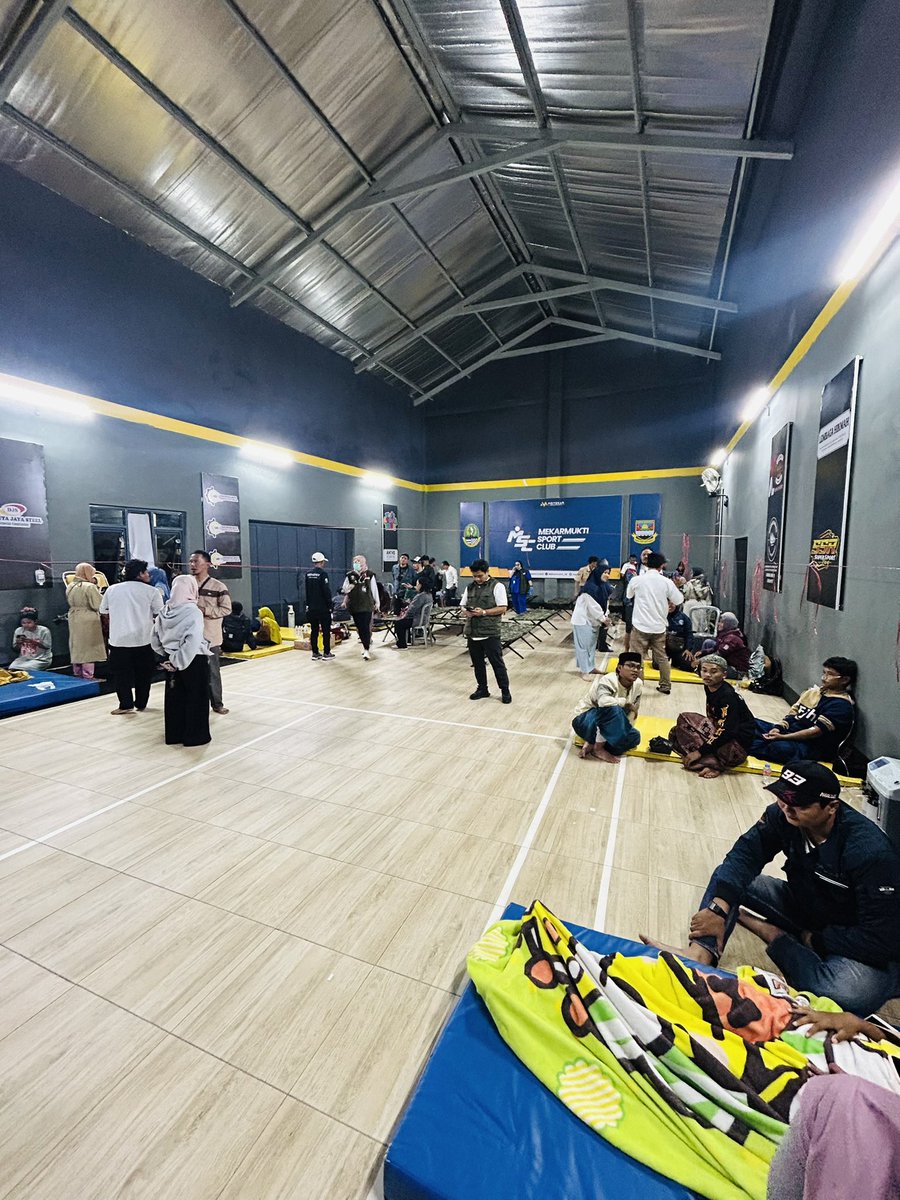 jagerpunx's tweet image. Gada itu sabotase, hargain nakes yg udah kerja berhari2 gak pulang!!!!! Yg ada itu dapur jadi bancakannya parcok sm parjo kek yg di bandung barat kemarin..coba buka berapa persen yg punya dapur itu pure usaha katering, dan berapa persen yg gd basik masak, AING PIC DI POSKONYA!!!!