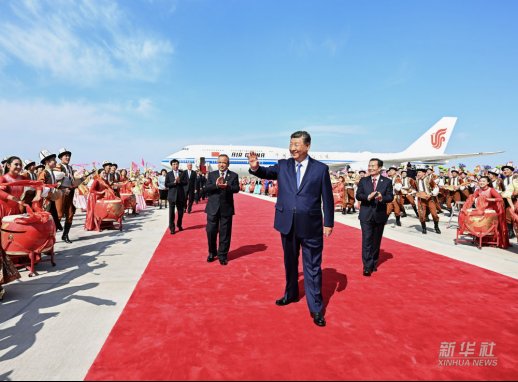 。习近平率中央代表团抵达乌鲁木齐出席新疆维吾尔自治区成立70周年庆祝活动
