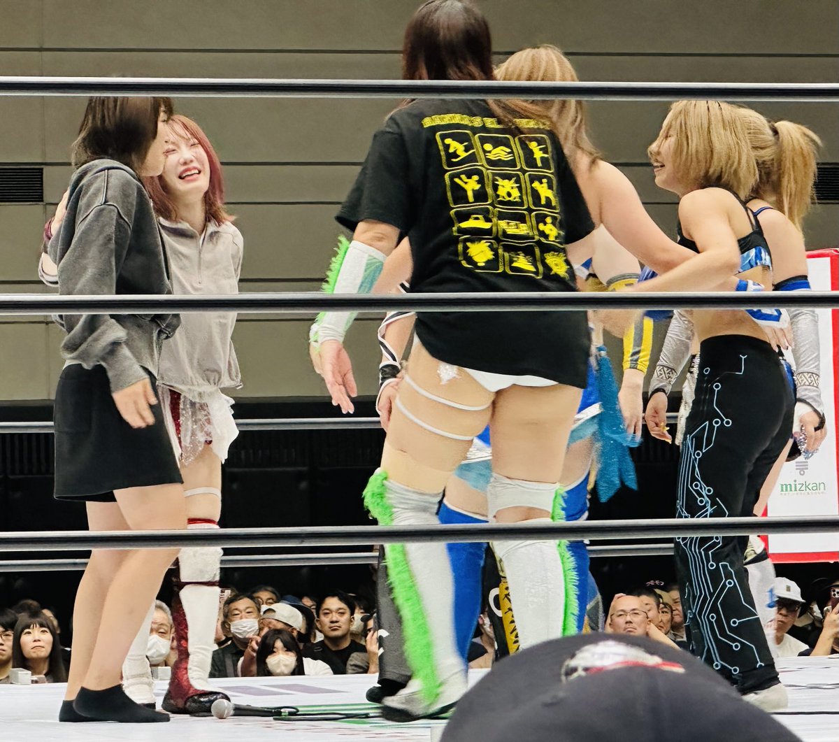 KYOranmaru2's tweet image. 2025.9.23 エディオンアリーナ大阪第2 
沙希様ハイライト⑨
ゴッズアイの同門対決後。朱里さん復帰の挨拶に喜ぶ沙希様！こんな笑顔久しぶりに見たかも。
#鹿島沙希 #KMOT #キモオタ #Stardom #ゴッズアイ #朱里