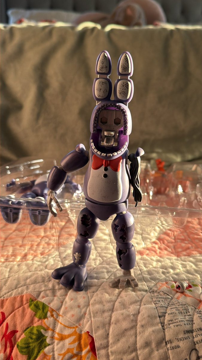 HcShorts's tweet photo. @Aaron_Margolin Hey so what’s up with withered Bonnie’s eyes? Are they supposed to be painted red or did mine just not come with the red eye inserts? https://t.co/NXsv1kswuU