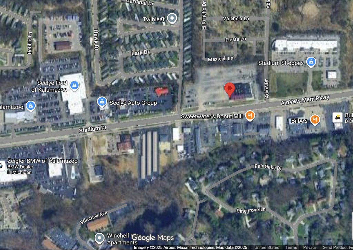 bdevero's tweet photo. Heavy police presence expected in Kalamazoo as officers pursue a robbery suspect 

(3500 block Stadium Drive, in the area of Sweetwater's Donut Mill) #news #police #crime #kzoo #kalamazoo #live https://t.co/4SfyywNsUh