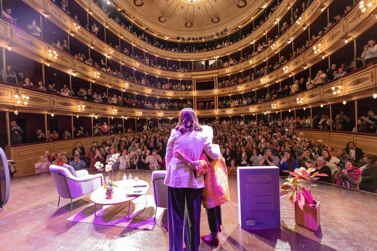 blancarodgon's tweet photo. Isabel Allende: el regocijo y la pasión a los 80. Su vida nómade acompañando los avatares de A. Latina y la literatura como lo único permanente. Los  personajes de sus novelas y el vínculo con su propia vida. Una conversación disfrutable con la complicidad de un @TeatroSolis lleno. Gracias @penguinlibrosuy