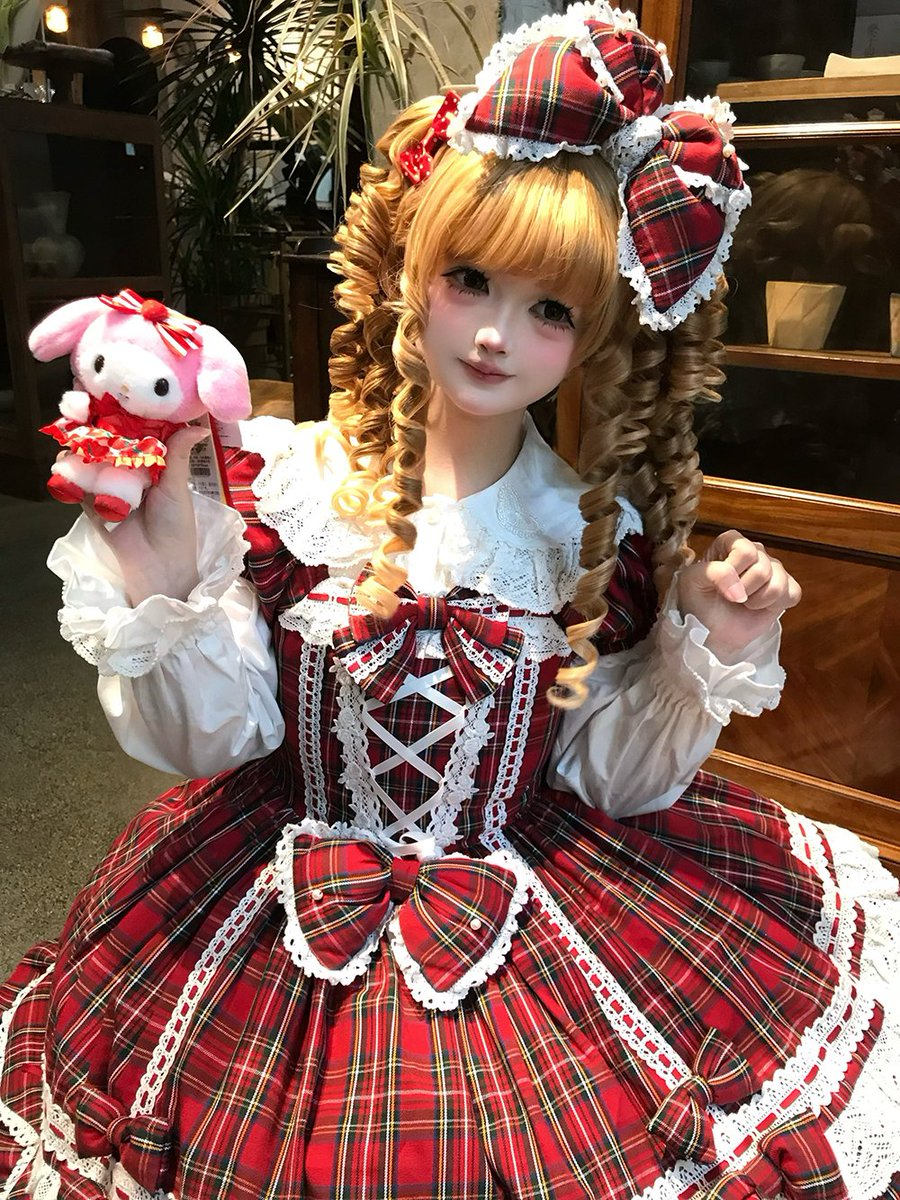 正統派ロリィタの魅力を詰め込んだ、チェックのワンピースが登場🐇✨ 

2色展開（赤/緑）で、毎日お姫様気分に👑

ケープやBNT、リボンKCなど、アレンジ自在なオプションもご用意しています💗

Miss Point / 追憶の庭のうさぎ姫 チェック版 ロリィタワンピース [LO1418] roses-on-the-roof.com/items/68d5b8bc…