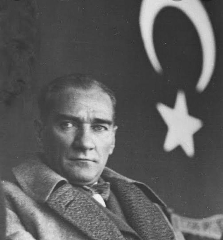 Bir lider düşünün; memleketin yükünü omuzlarında taşırken, bir gün gelip sadece yakınındaki dostuna içini açıyor. Atatürk’ün en kırılgan anlarından biri… 

Hasan Rıza Soyak’ın aktardıkları: +