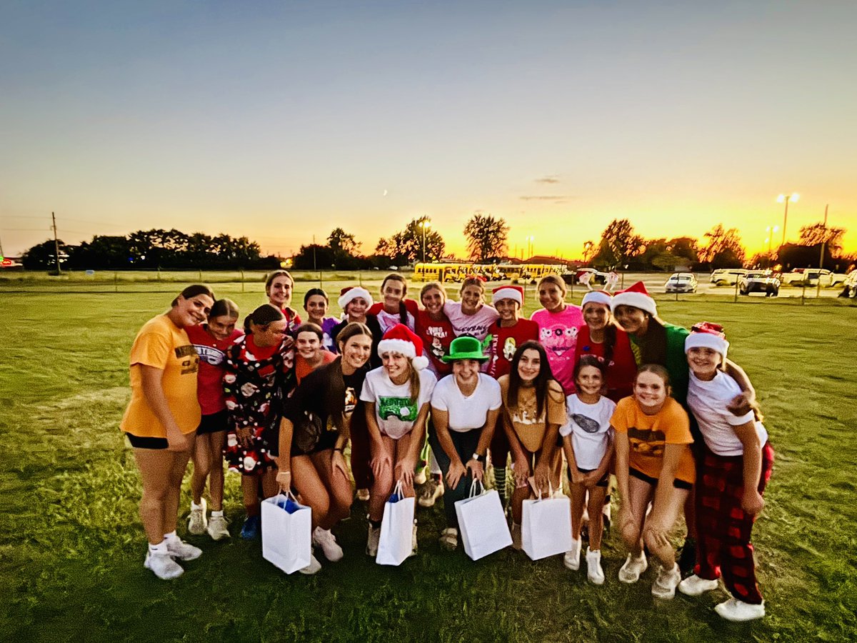 CentralSball's tweet photo. Ended our season with our annual players vs parents game which consisted of a Holiday theme and parents getting the W! 🎃🎄🇺🇸☘️

Thankful for this amazing group of coaches, players, and their families!💙🥎🤍 https://t.co/jqSWZrefzI
