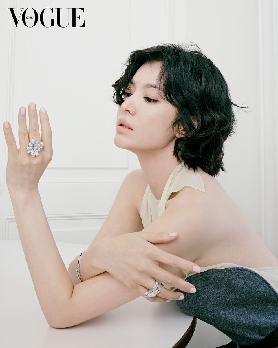 The Hyekyo x Chaumet photoshoot for Vogue is FINALLY here!!! 

⟨a thread of all 10 pictures⟩

#SongHyeKyo