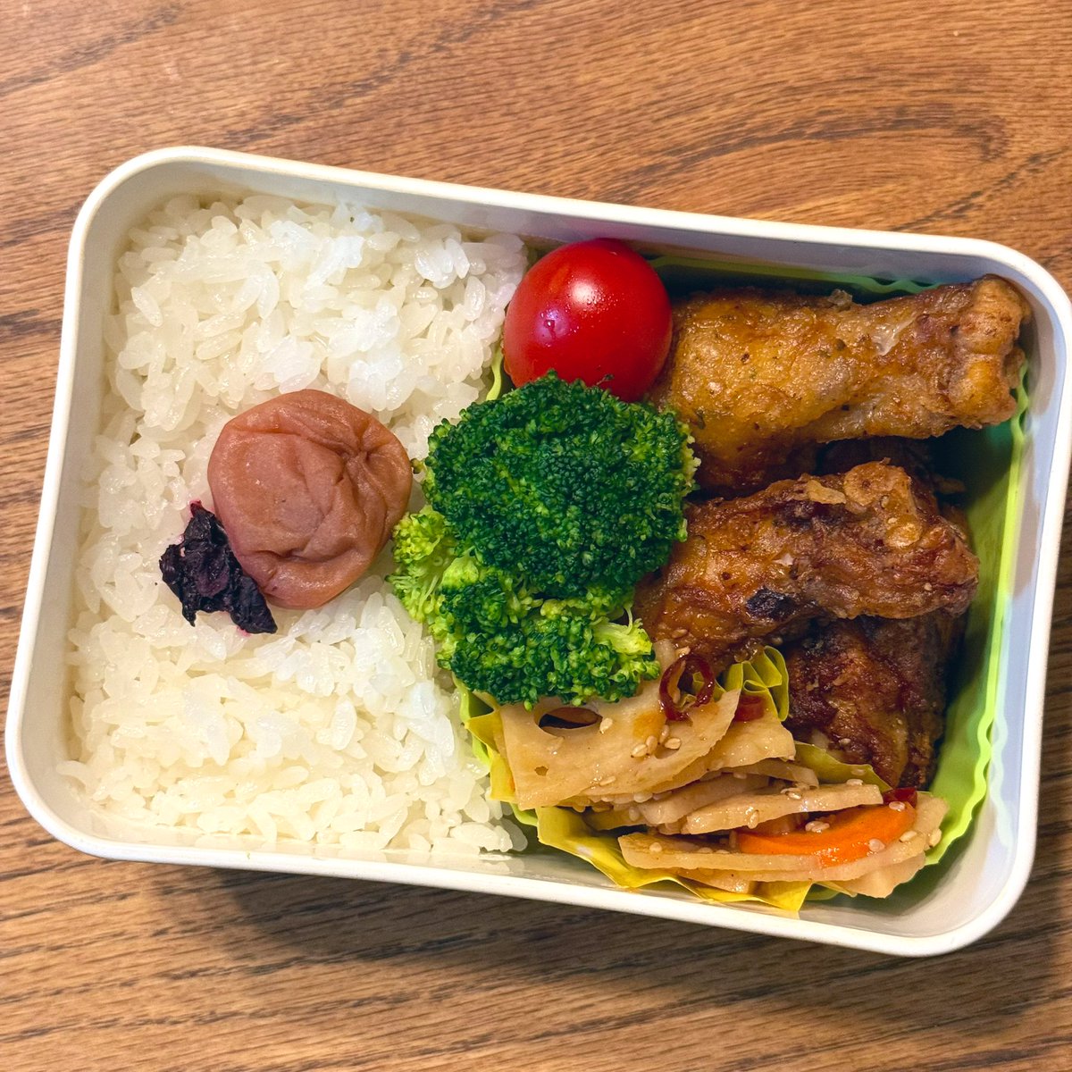 今日の #夫弁当 🍙

手羽元唐揚げ詰めるの難しい💦

#弁当記録 #9月26日