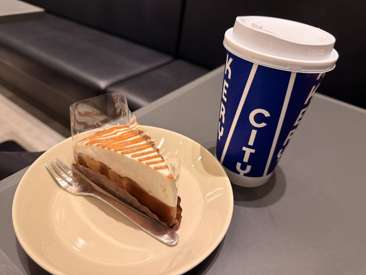 東京駅でバナナキャラメルパイとアイスコーヒー
バナナキャラメルパイって大好きなんだよなぁ