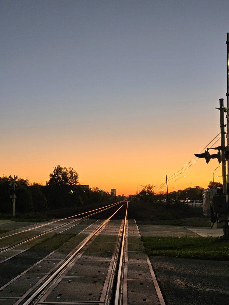 Yesterday was #Winnipeg's last 12-plus-hour daylight day of 2025. Today, we got 11:59:01 of daylight and this sunset was at 7:19 p.m. 

The rapid loss of daylight induces somewhat of a grieving period, I find, but the beautiful weather we've been having has made it easier. 🍂 🍁