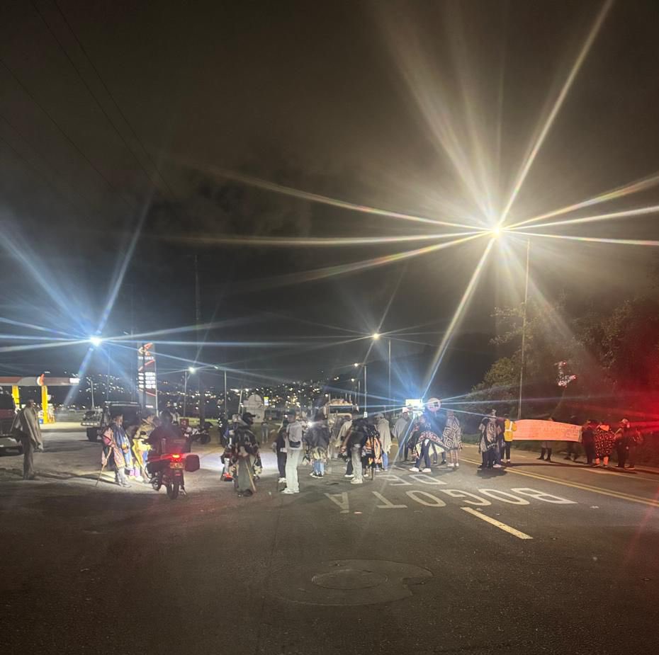 Atención
Se presenta bloqueo a la movilidad en ambos sentidos por parte de la comunidad de la vereda Los Soches, en el k0+000, sector Las Bombas – Bogotá.

Se recomienda a los usuarios acatar las indicaciones del personal en la vía y de las autoridades de tránsito.