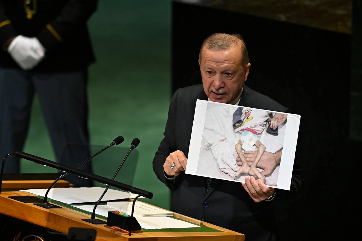 Cette sortie du président turkey 🇹🇷  montre son engagement en faveur de l'humanité, son militantisme pour la justice, la paix, et la stabilité, je veux dire haut et fort ici que Netanyahu finira mal sa vie et l'au-delà lui  sera du cochemar tôt ou tard car Dieu ne dort pas .