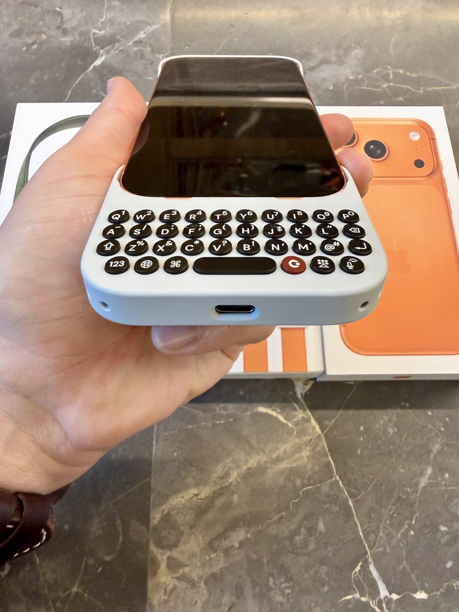 I have one before @captain2phones does… nanananananana!!!!

Seriously though, this is THE MOST CrackBerry iPhone ever… Cosmic Orange with a @clickskeys keyboard in Smoke… total 🔥🔥🔥

Reserve it at clicks.tech!