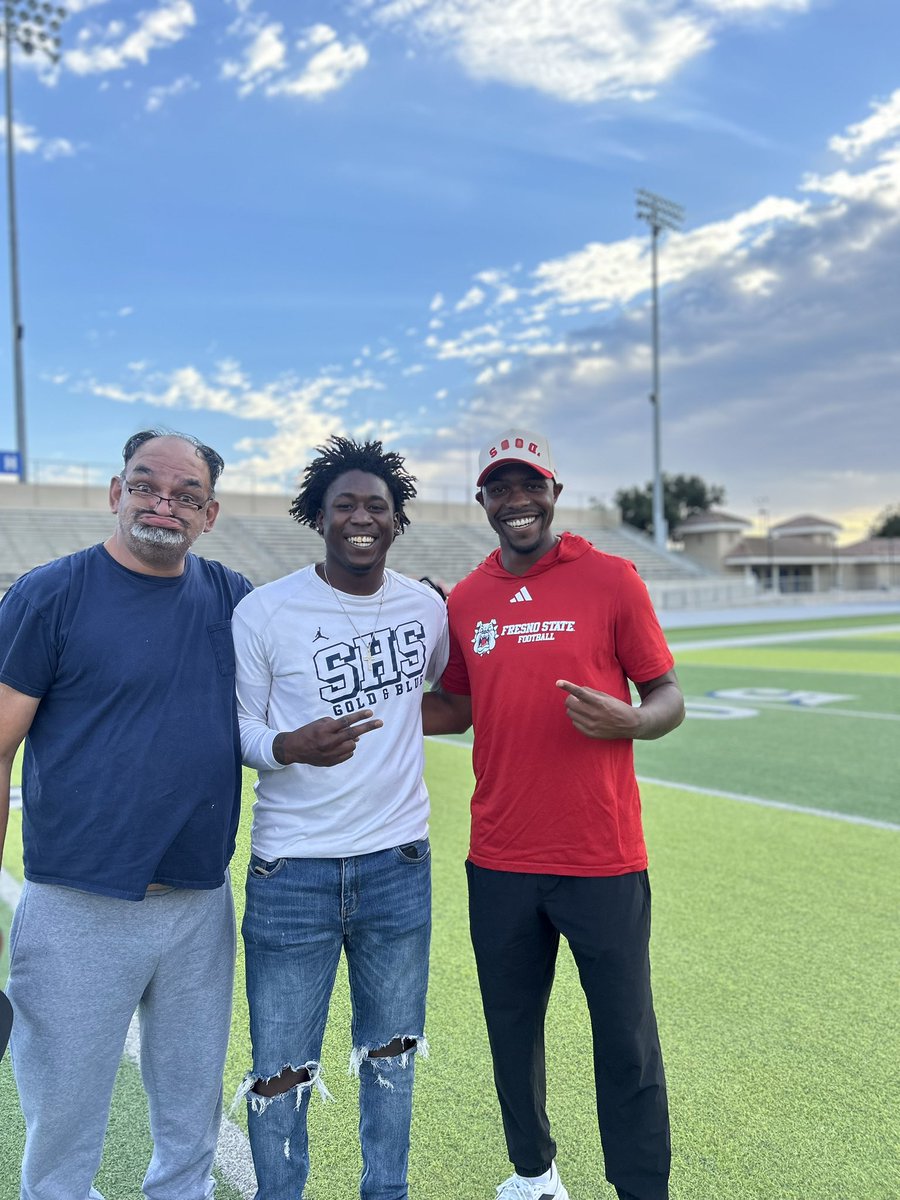 From one dog to another dog! Blessings to see my big bro out here still doing his thang❤️💯🏁 
#ForeverBulldogbornbulldogbred