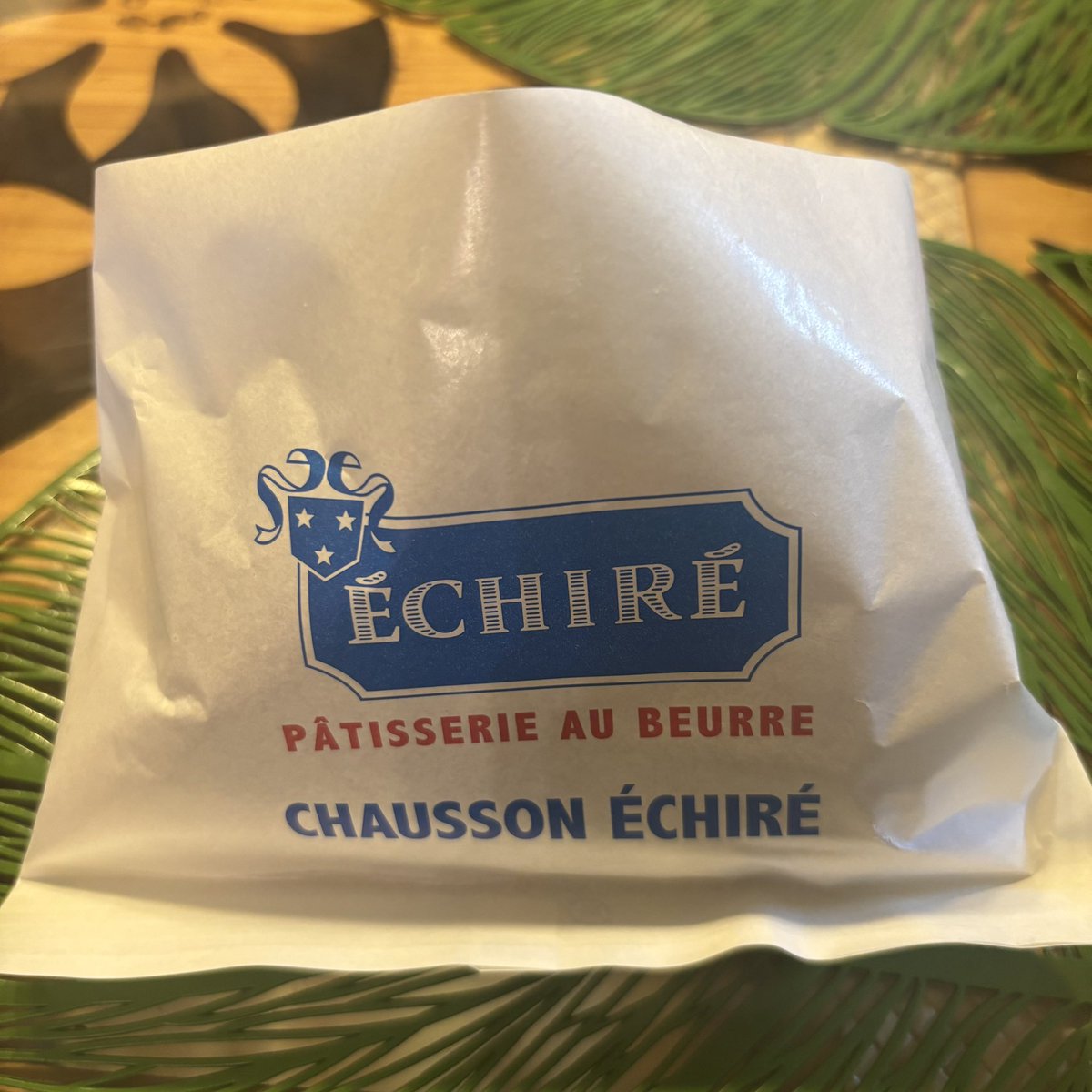 bebe30235220's tweet photo. エシレ・パティスリー オ ブール🇫🇷 ショソン・エシレ✨️中々買えないらしいです…。 #エシレ・パティスリーオブール  #エシレバター  #横浜高島屋  #スイーツ  #洋菓子  #バター https://t.co/s8J07hFDbX