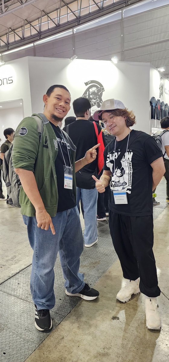 bayuarafat's tweet photo. With legendary Yoji Shinkawa-san

#kojimaproductions 
#separuhinteractive 
#TGS2025
@Kojima_Hideo @HIDEO_KOJIMA_EN @KojiPro2015_EN @SeparuhGames https://t.co/uBh1fz40Ax