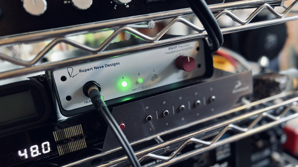 新しいヘッドホンアンプを導入。これはよい。シンプルに音を聴くのがさらに楽しくなった。
#RupertNeveDesigns