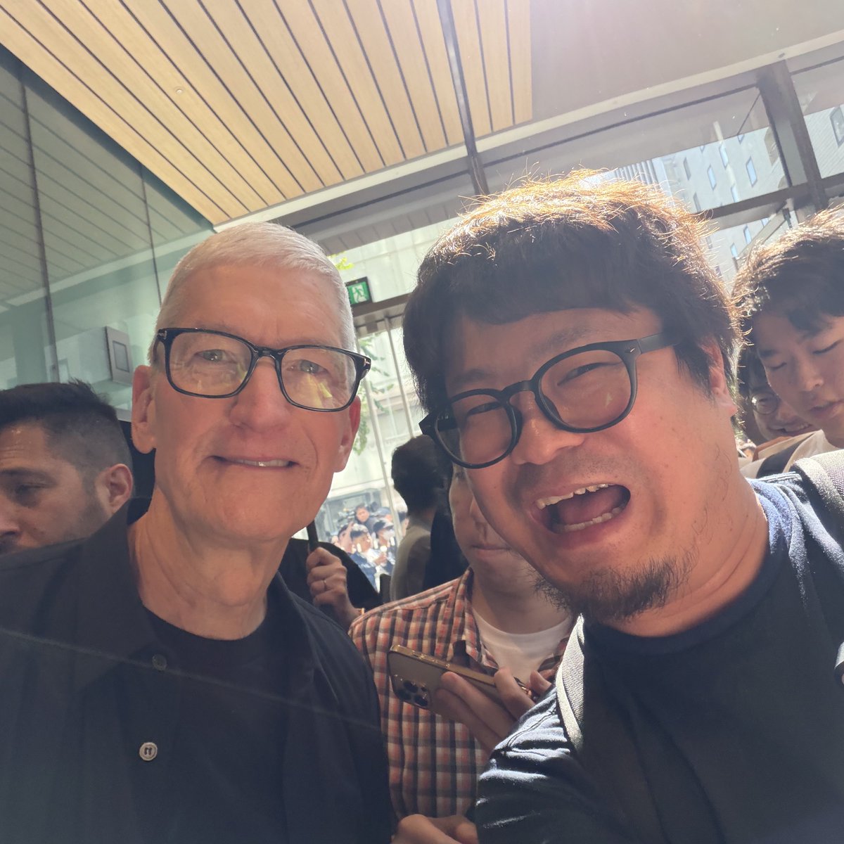 odashoDotCom's tweet image. 「俺過去7年iPhone国内外で最速で買ってるんだけど、その間Microsoftでも働いてたんだよね」ってTimに伝えたら爆笑→握手→撮影がキマったｧ！！d(´Д` )ww
#Apple銀座