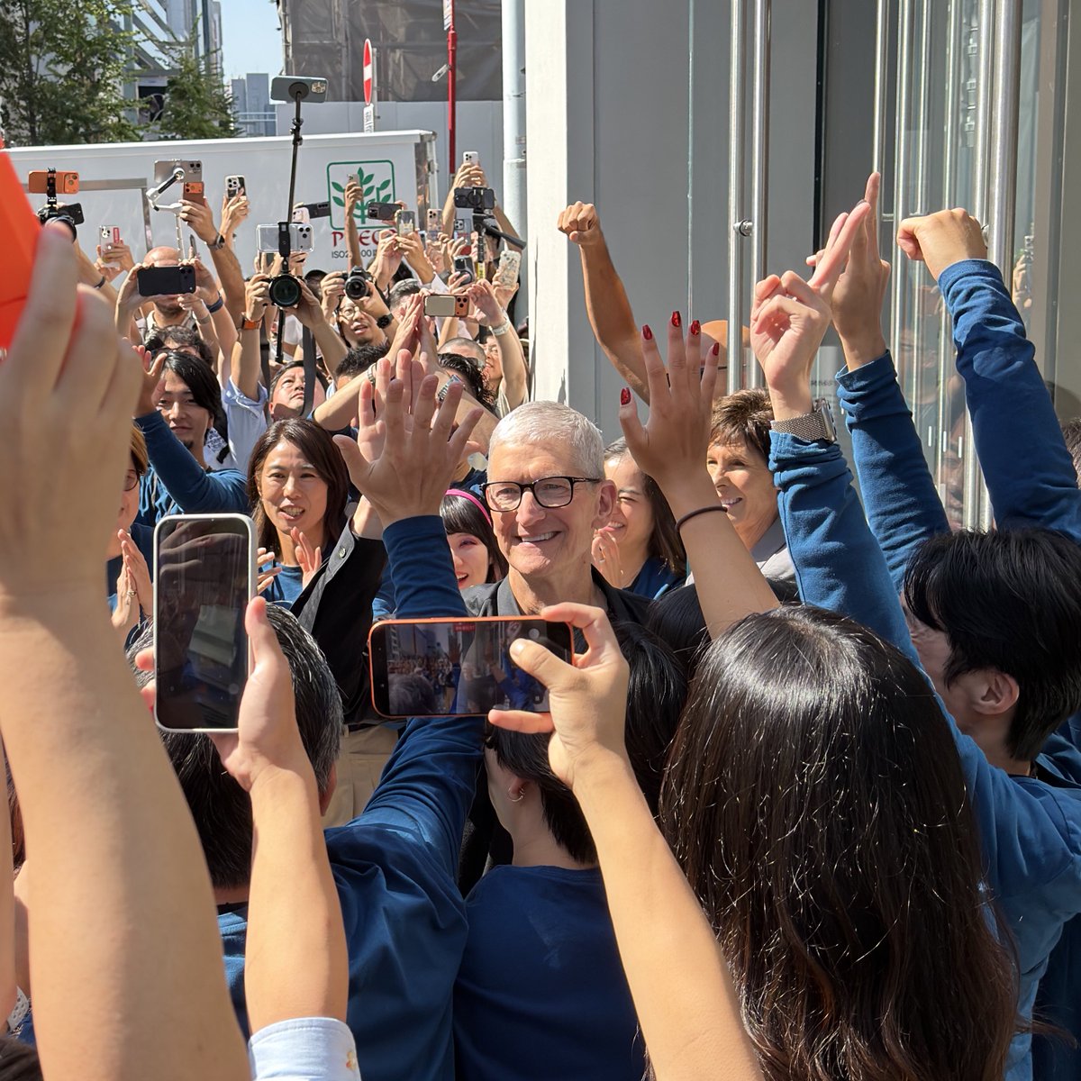 odashoDotCom's tweet image. 「俺過去7年iPhone国内外で最速で買ってるんだけど、その間Microsoftでも働いてたんだよね」ってTimに伝えたら爆笑→握手→撮影がキマったｧ！！d(´Д` )ww
#Apple銀座