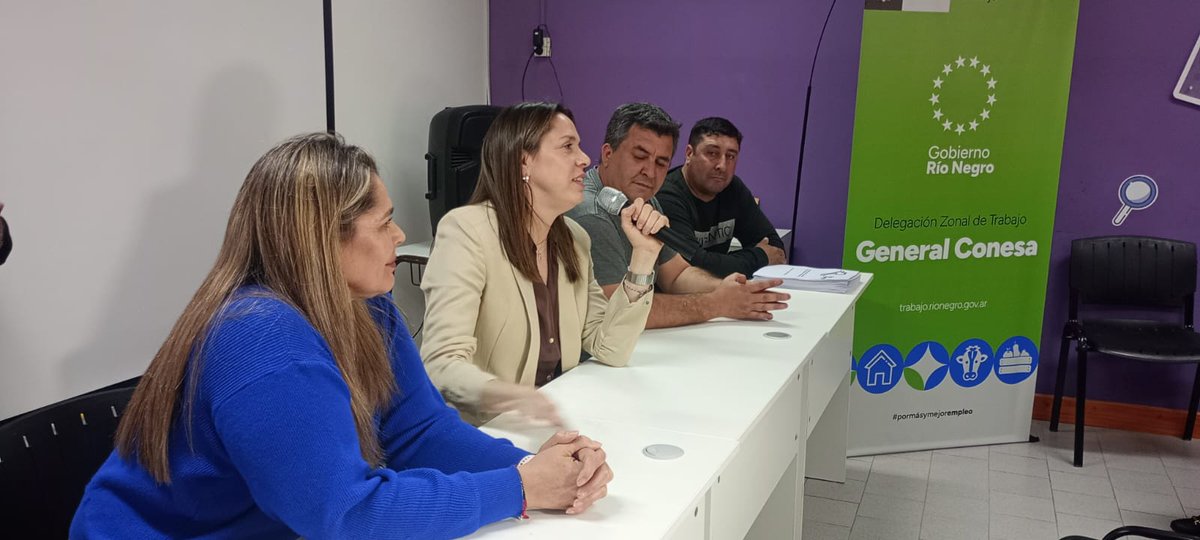 Maria_Avilezok's tweet photo. Hoy estuvimos en #Conesa para el inicio del curso de manejo y mantenimiento de pala cargadora y retroexcavadora que llevamos a cabo en el marco de la Unidad Rionegrina para el Desarrollo de Competencias Laborales.
Gracias a la Delegación Zonal y a nuestra Área de Capacitación! https://t.co/GJ0IrHPw3p