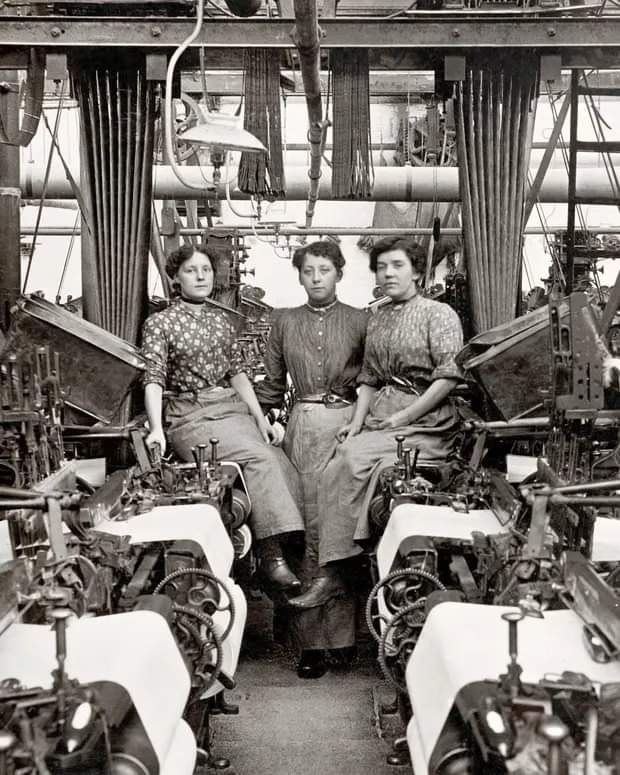 Women factory workers in a cotton mill in Lancashire, circa 1908. https://t.co/QBGRLGv8Ab