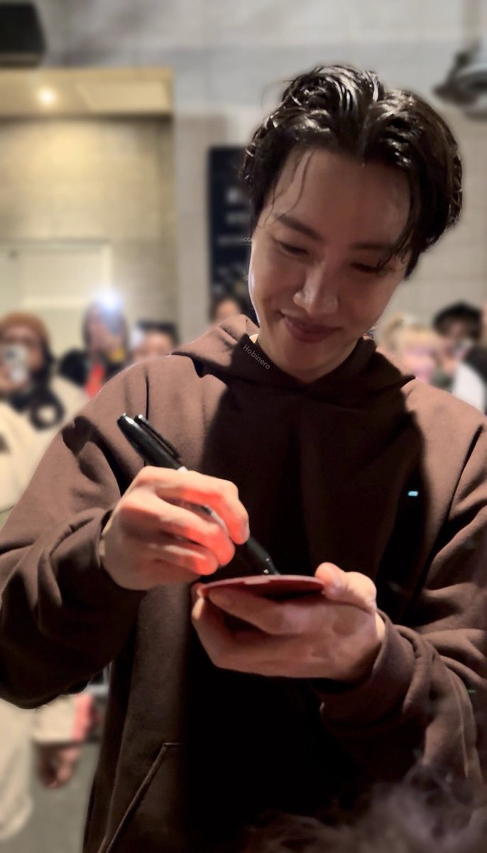 hobinero's tweet image. so happy to finally have this hobi pc since it was taken on one of the days I had send off for his tour 🥹🩷