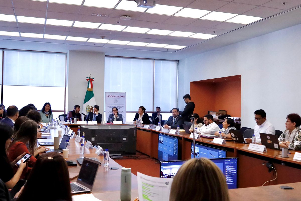 📸 Como parte de la Junta de Gobierno, la <a href="/SRE_mx/">Relaciones Exteriores</a> auspició el día de hoy la 148° sesión ordinaria del Mecanismo de Protección de Personas Defensoras de Derechos Humanos y Periodistas, con la directora general para Derechos Humanos y Democracia de la <a href="/SRE_mx/">Relaciones Exteriores</a>, <a href="/feller_jennifer/">Jennifer Feller</a>, y