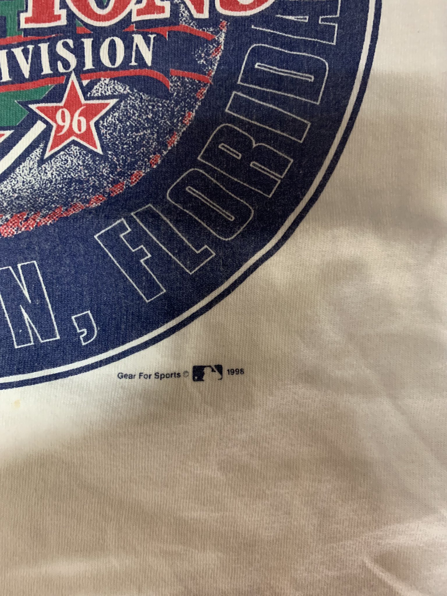 CLEVELAND INDIANS 旧エンブレムロゴ入り XLサイズ古着Tシャツ CLEVELAND INDIANS 旧エンブレムロゴ入り XLサイズ古着Tシャツ