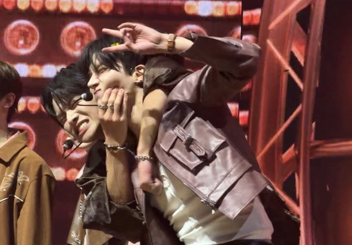 QUICK GIVEAWAY KARENA LEOWON BERHASIL DEBUT✨

Prize:
saldo spay 50k buat 1 orang

Rules:
RT + like tweet ini
sama boleh RT pin aku 🤏🏻

end tba