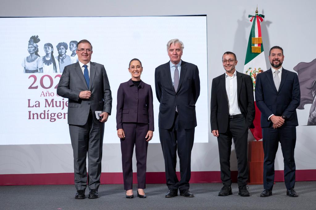 GustavoRenteria's tweet photo. 🚀🇲🇽 #PlanMéxico avanza con una inversión histórica: #CloudHQ destinará 4,800 mdd para construir 6 Centros de Datos en Querétaro.
👉 +7,200 empleos en construcción
👉 900 empleos permanentes
👉 Infraestructura sostenible con certificaciones LEED
Con la Presidenta @Claudiashein, @SE_mx, @CFEmx y @gobqro, México se consolida como hub tecnológico global. 🌎💻⚡
#Inversión #Querétaro #IA #Nearshoring #MéxicoDigita
Por Anayelli Jiménez ✍🏻
GR Digital ▶️ https://t.co/DIARgheHV9