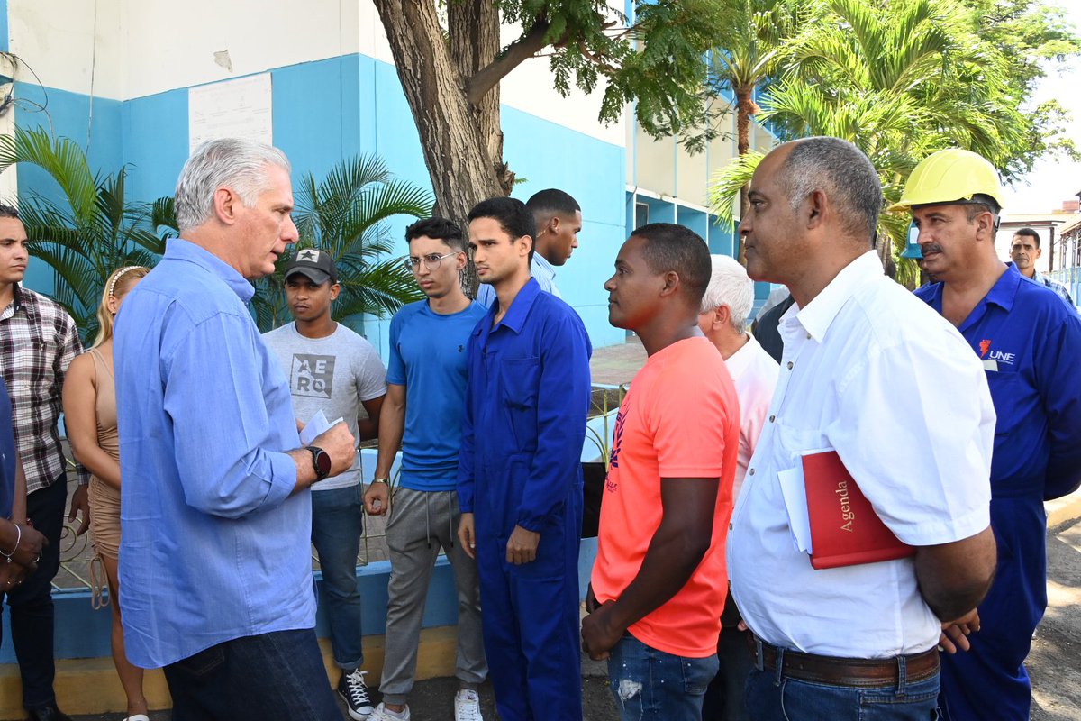 RamnMonte1's tweet photo. El 1er Secretario del @PartidoPCC @DiazCanelB, como parte del chequeo a la recuperación del SEN, visitó hoy las Termoeléctricas Antonio Maceo de #SantiagoDeCuba y Lidio Ramón Pérez, de Felton, en Holguín, donde intercambió con directivos y trabajadores. #DePieYCombatiendo https://t.co/JHkXQCteBy