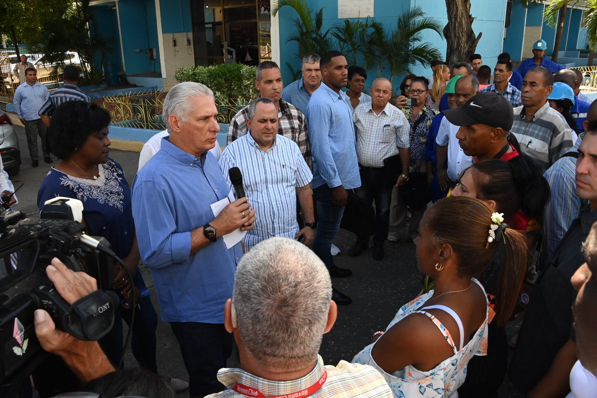 RamnMonte1's tweet photo. El 1er Secretario del @PartidoPCC @DiazCanelB, como parte del chequeo a la recuperación del SEN, visitó hoy las Termoeléctricas Antonio Maceo de #SantiagoDeCuba y Lidio Ramón Pérez, de Felton, en Holguín, donde intercambió con directivos y trabajadores. #DePieYCombatiendo https://t.co/JHkXQCteBy