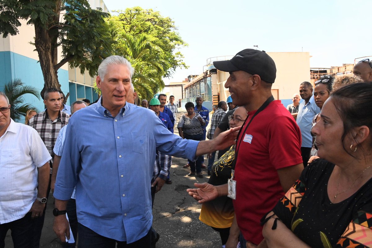 RamnMonte1's tweet photo. El 1er Secretario del @PartidoPCC @DiazCanelB, como parte del chequeo a la recuperación del SEN, visitó hoy las Termoeléctricas Antonio Maceo de #SantiagoDeCuba y Lidio Ramón Pérez, de Felton, en Holguín, donde intercambió con directivos y trabajadores. #DePieYCombatiendo https://t.co/JHkXQCteBy