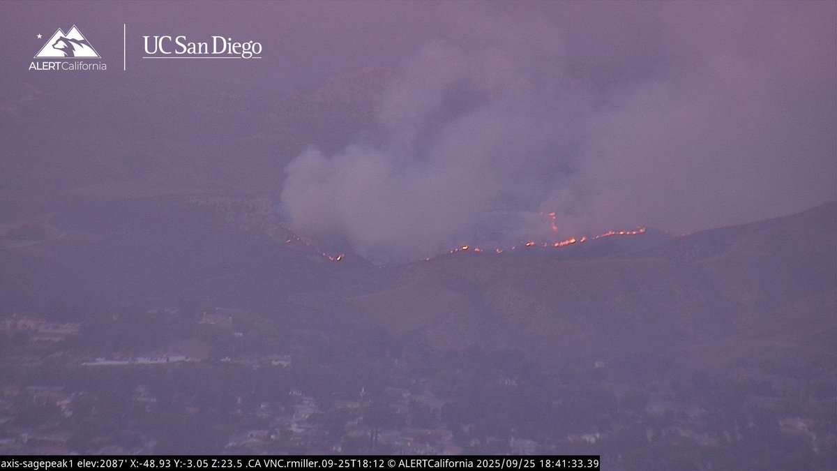 OC_Scanner's tweet image. HAPPENING NOW 

#SimiValley / #California 

The #LostFire is now 7 acres and making a run towards Dry Canyon. 5 additional type 3 engines along with the QRF aircraft have been requested