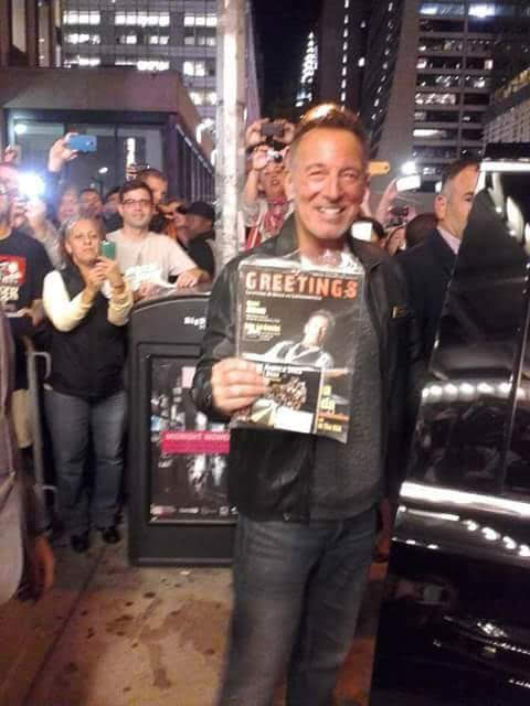 GreetingsA's tweet image. 🎥 Un segundo eterno.
Bruce recibió nuestra revista y CD tributo en NY.
Sonríe. Posa.
Gastón grita desde el alma: ¡Argentina!
Y todo valió la pena.

❤️ Si sos fan, sabés lo que se siente.

#BruceSpringsteen #Argentina #SpringsteenFans #MomentoÉpico