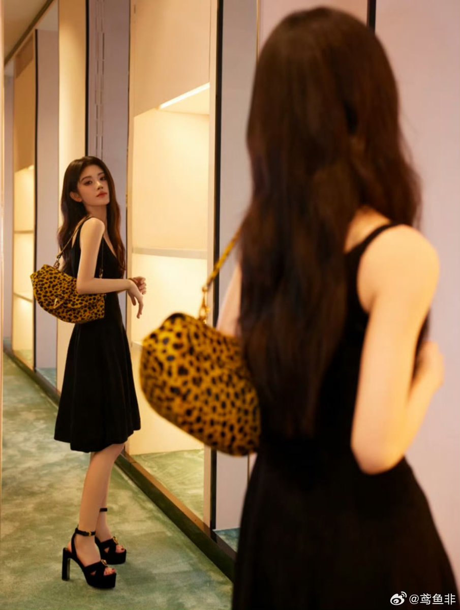 jujingyishunxi's tweet photo. เหมือนมาเลือกซื้อของแต่ถูกใจหมดทั้งร้าน พี่เหมาหมดค่ะ เหมือนนักธุรกิจพันล้านสุดๆ

JUJINGYI x VERSACE

#JuJingyi #Versace
#JuJingyixVersaceSS26 https://t.co/nhcMvVZBhn