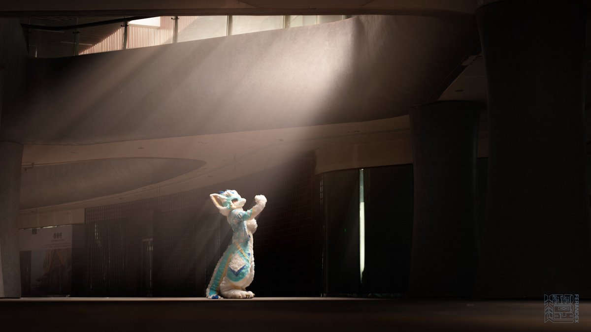 #FursuitsFriday 
回忆想起模糊的小时候，云朵漂浮在蓝蓝的天空…

📷<a href="/lyfx2020/">FerandEX·翼轩</a>