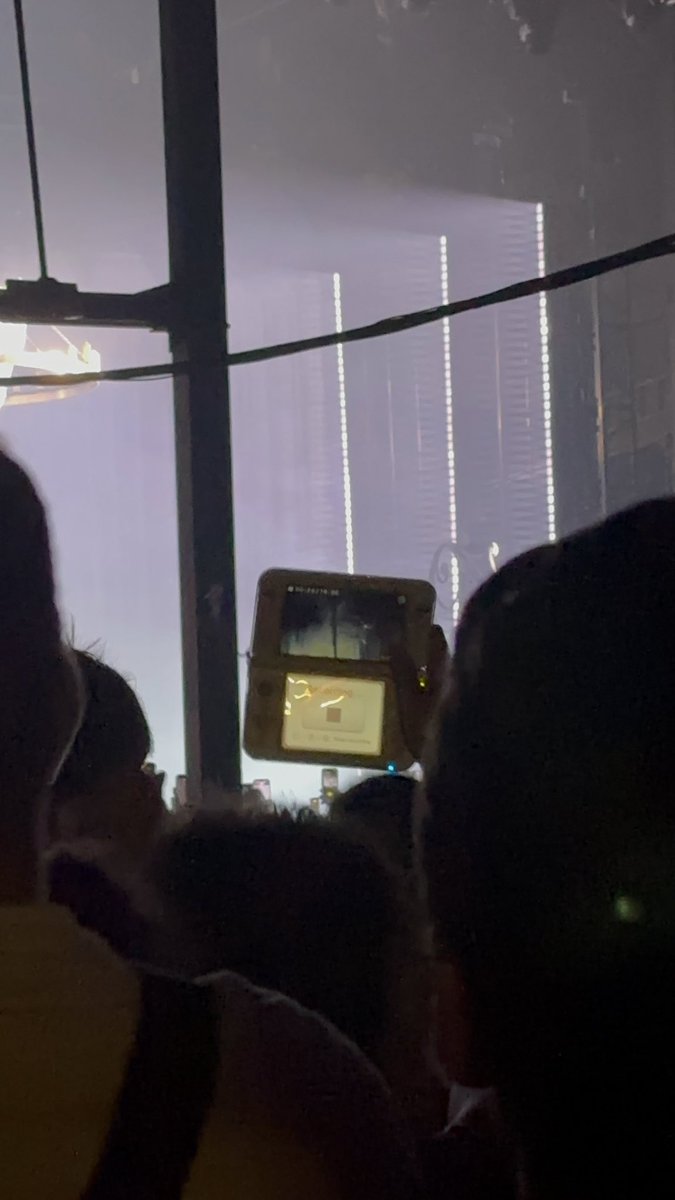 someone is filming the addison rae show on their nintendo ds