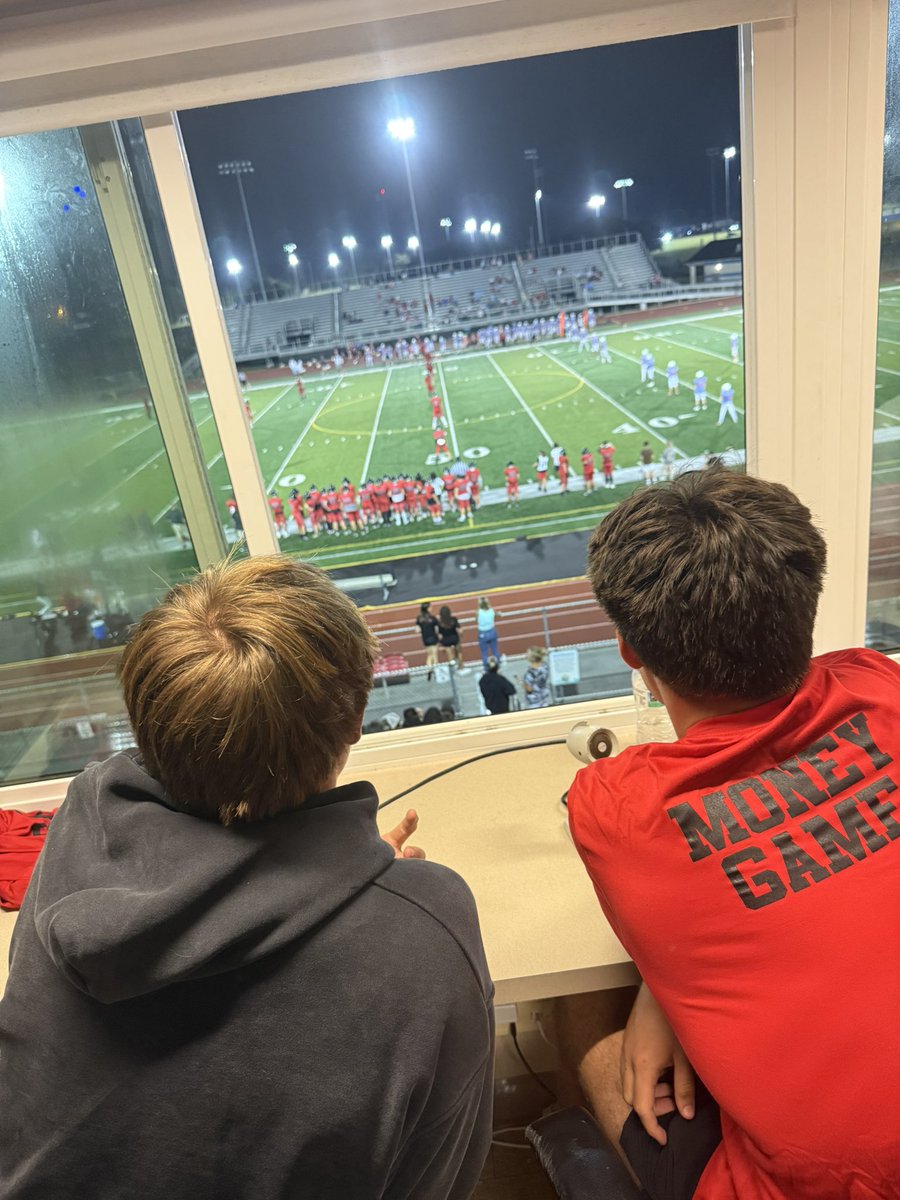 It was a great last JV home game to commentate with <a href="/VanceMurray86/">Vance Murray</a>  Tomorrow night it’ll be us under the lights! #cudagang <a href="/footballCudas/">Barracuda Football</a> <a href="/bighitslive/">BIGHITSLIVE</a>