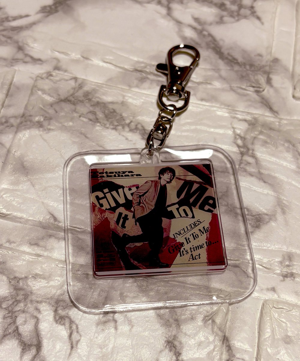 ジャケットキーホルダーのカバー探してて、ちょっと大きいんだけどひとつ小さいのは入らなそうだったからひとまずこれで😌🙌🏻